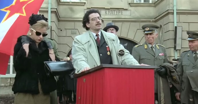Marko devant le Dom kulture (la Maison de la culture) pour l'inauguration de sa statue